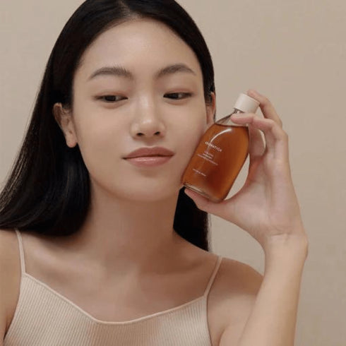 Descoperă puterea naturală a rozmarinului cu Aromatica Vitalizing Essence, perfectă pentru pielea ternă și obosită.